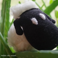 Upcycling: Schafe aus alten Socken nähen